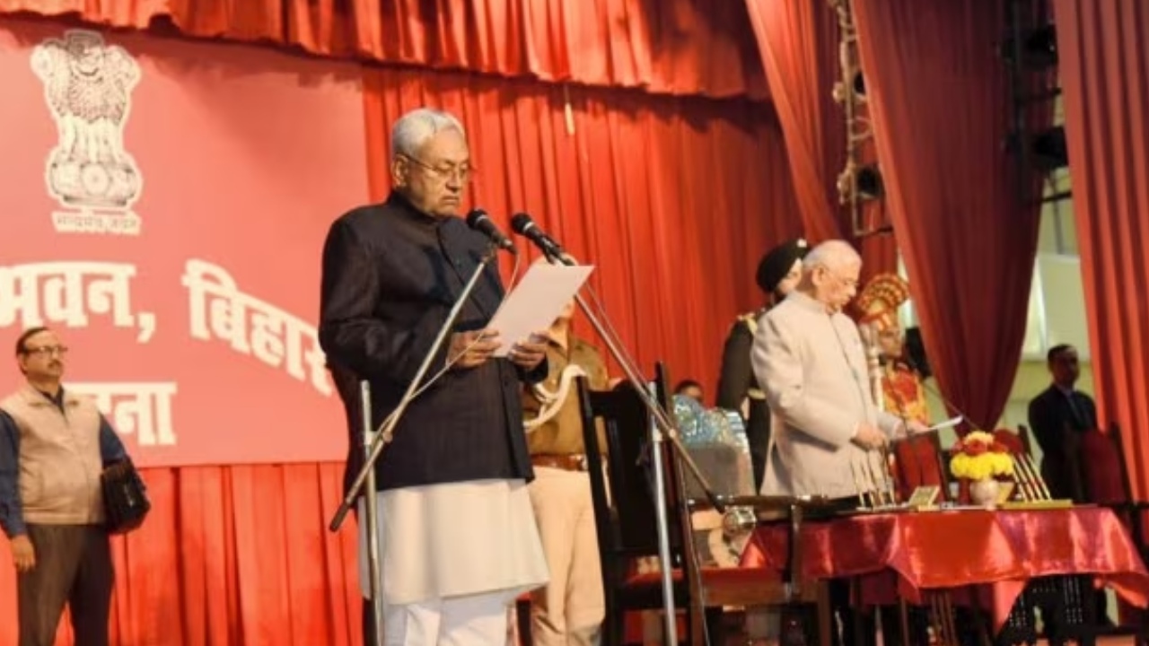 Nitish Kumar Bihar Politics : నితీశ్ వ్యవహారం.. మొత్తం ఇండియా కూటమిపైనే ప్రభావం.. వచ్చే ఎన్నికల్లో బీహార్ ప్రజలు ఎటు మొగ్గుచూపుతారో..?! Nitish Kumar Bihar Politics : నితీశ్ వ్యవహారం.. మొత్తం ఇండియా కూటమిపైనే ప్రభావం.. వచ్చే ఎన్నికల్లో బీహార్ ప్రజలు ఎటు మొగ్గుచూపుతారో..?!