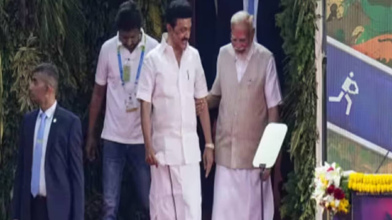 Viral Video: నడుస్తూ తడబడి జారిన స్టాలిన్.. సీఎం చేతిని పట్టుకుని తీసుకెళ్లిన మోదీ.. వీడియో Viral Video: నడుస్తూ తడబడి జారిన స్టాలిన్.. సీఎం చేతిని పట్టుకుని తీసుకెళ్లిన మోదీ.. వీడియో