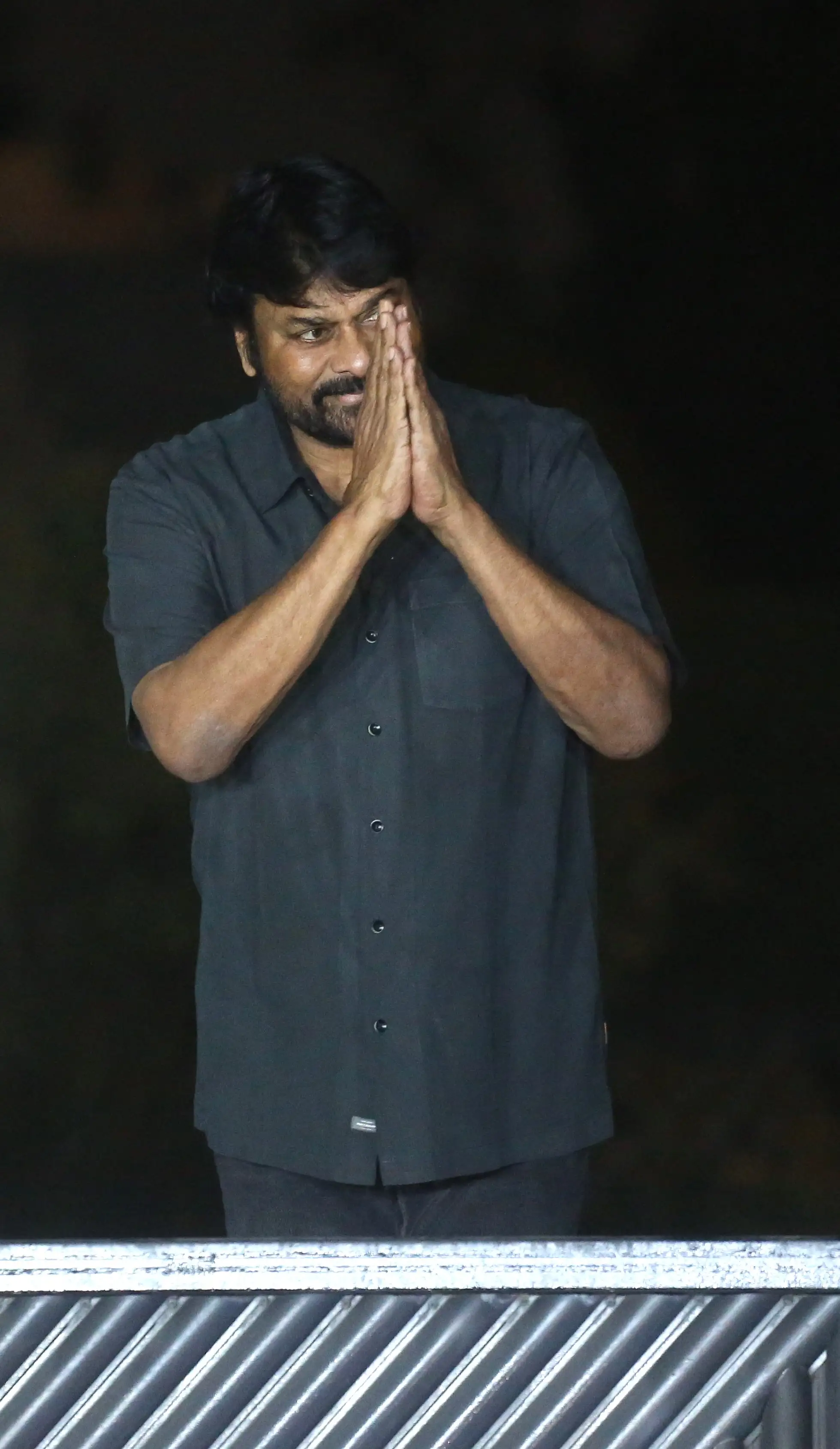 Ram Charan Chiranjeevi Meets Fans before went to Ayodhya
