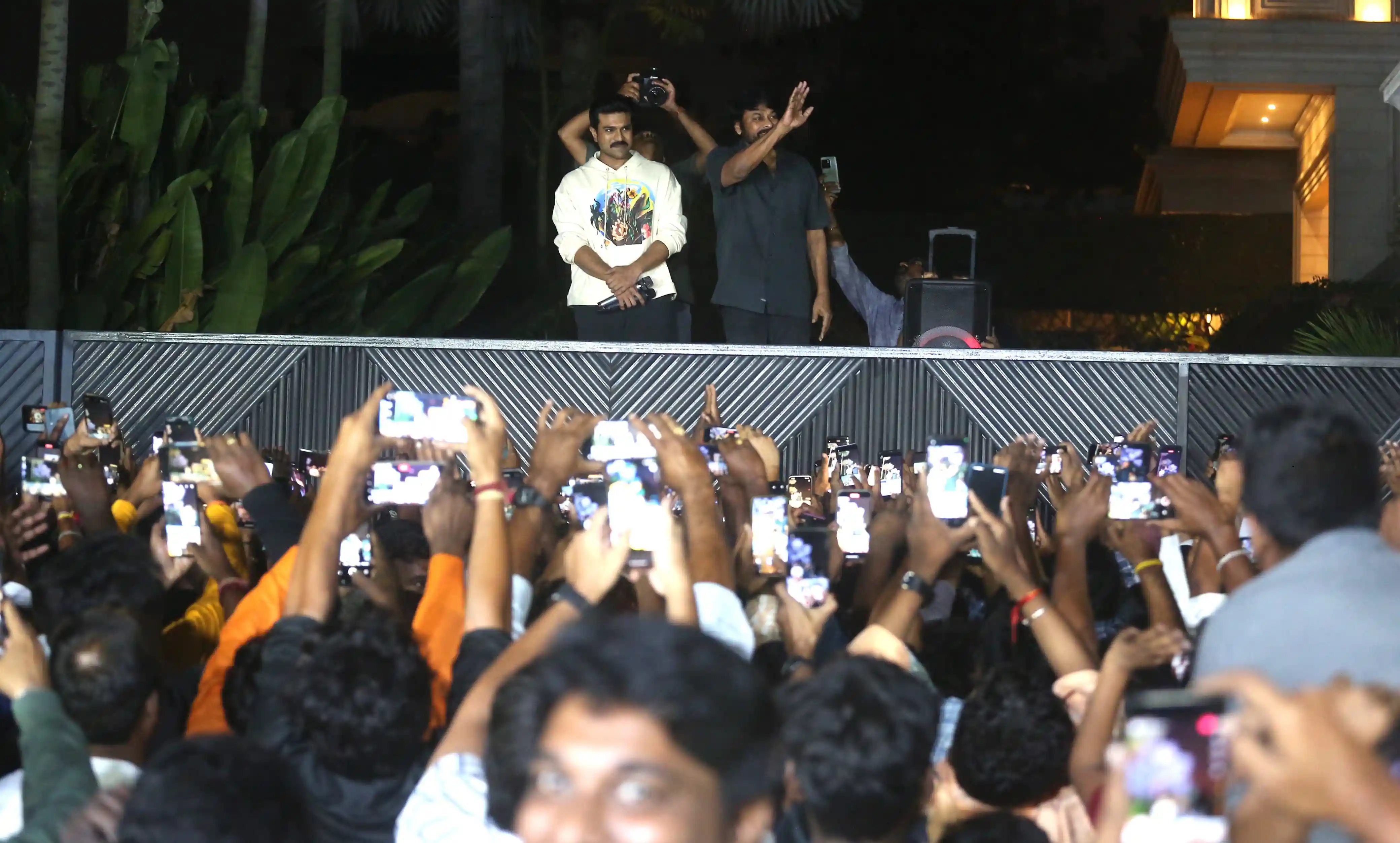 Ram Charan Chiranjeevi Meets Fans before went to Ayodhya