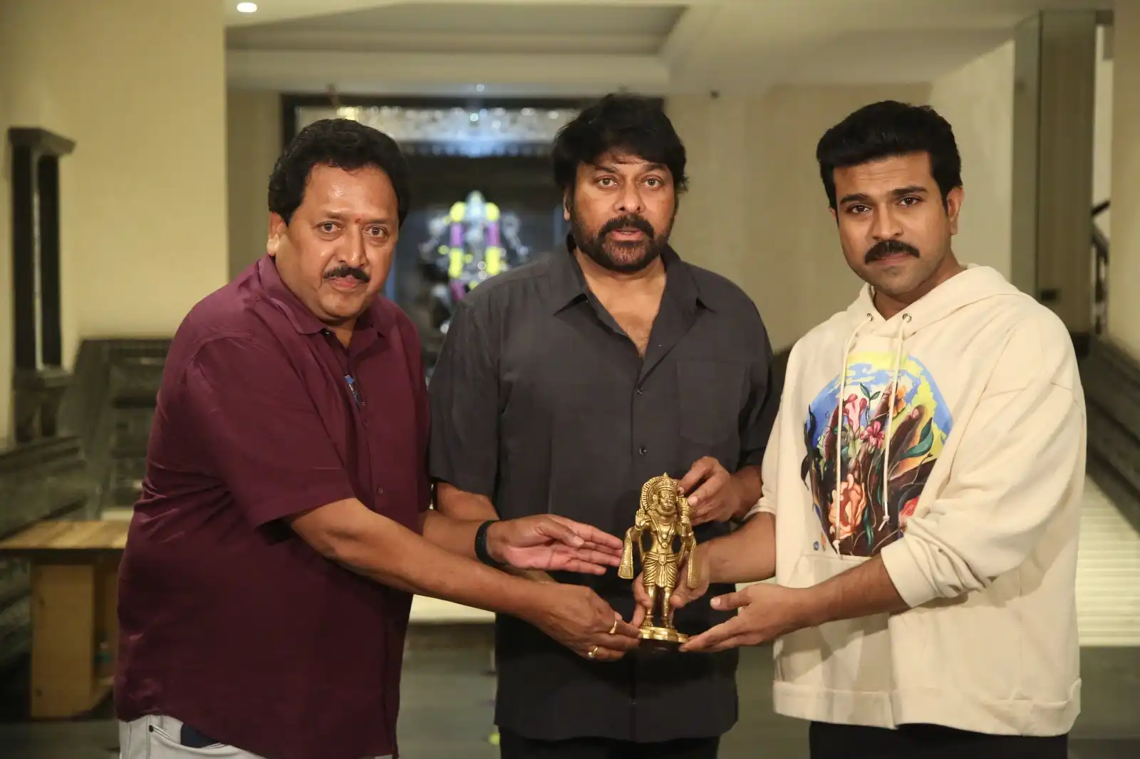 Ram Charan Chiranjeevi Meets Fans before went to Ayodhya