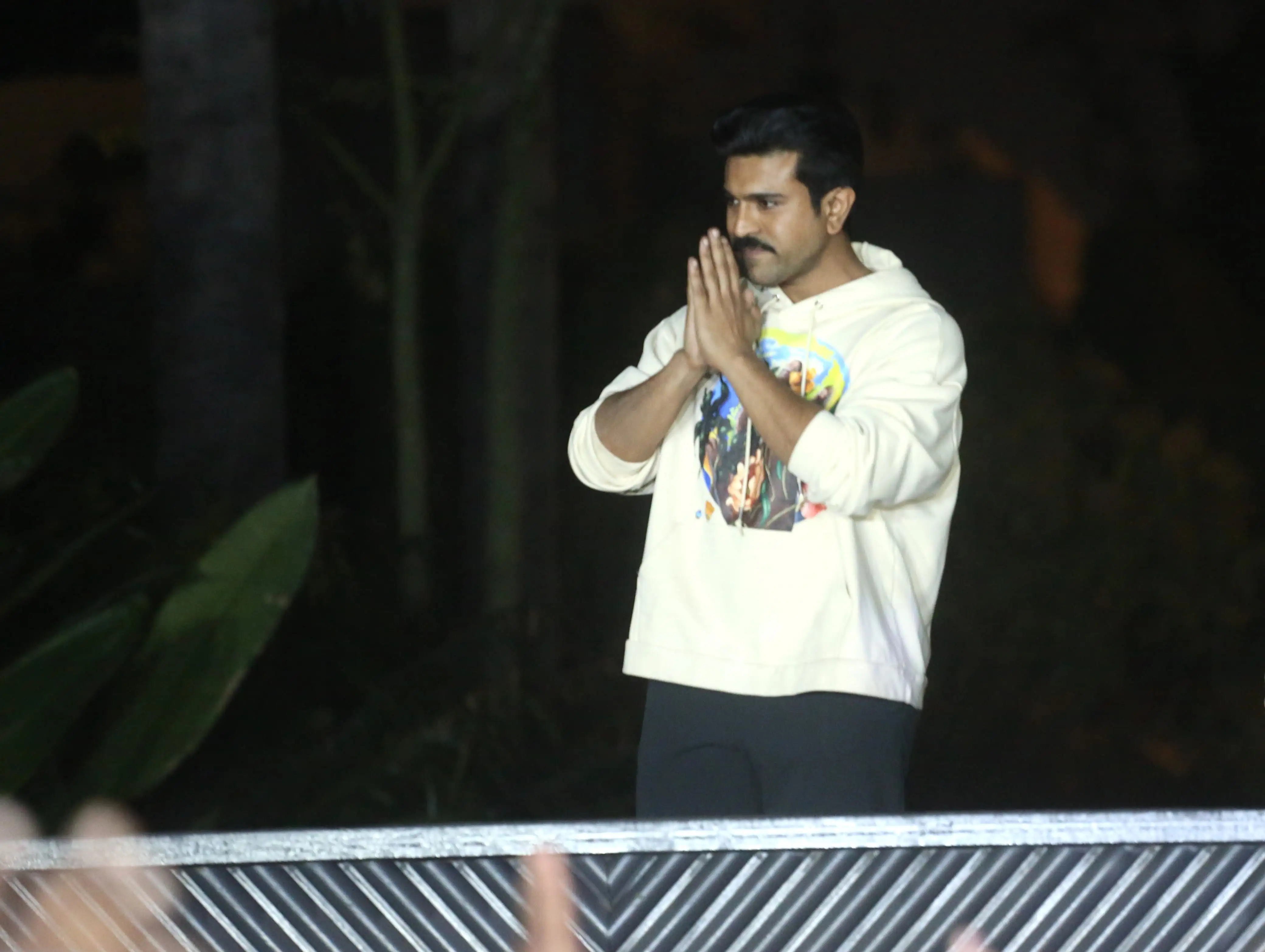Ram Charan Chiranjeevi Meets Fans before went to Ayodhya