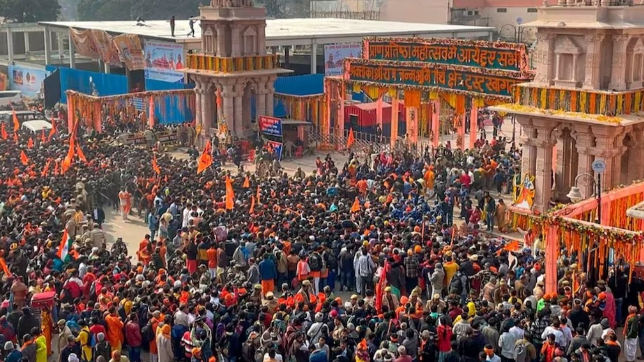 Ram Mandir Darshan: అయోధ్యకు పోటెత్తిన భక్తులు.. రెండోరోజూ బాలరాముడి దర్శనంకోసం బారులు.. వీడియోలు వైరల్ Ram Mandir Darshan: అయోధ్యకు పోటెత్తిన భక్తులు.. రెండోరోజూ బాలరాముడి దర్శనంకోసం బారులు.. వీడియోలు వైరల్