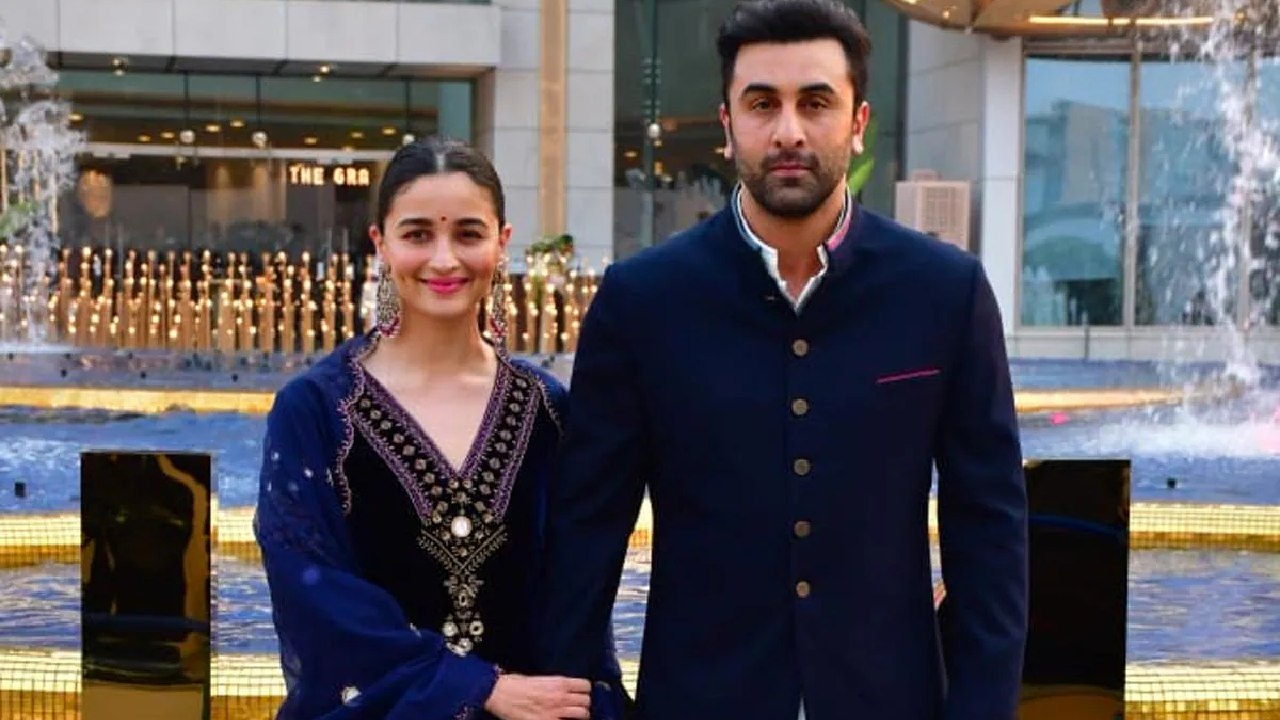 Ranbir – Alia : అలియా ఎంకరేజ్ వల్లే.. ‘యానిమల్’లో ఇంటిమేట్ సీన్స్ చేశా.. రణబీర్ కామెంట్స్ Ranbir – Alia : అలియా ఎంకరేజ్ వల్లే.. ‘యానిమల్’లో ఇంటిమేట్ సీన్స్ చేశా.. రణబీర్ కామెంట్స్