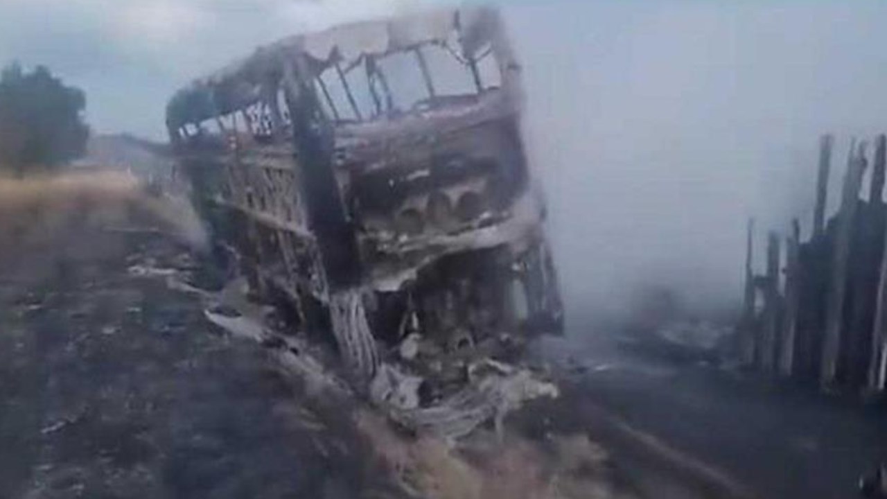 Mexico Road Accident : మెక్సికోలో ఘోర రోడ్డుప్రమాదం.. బస్సు, ట్రక్కు ఢీకొనడంతో 19మంది మృతి Mexico Road Accident : మెక్సికోలో ఘోర రోడ్డుప్రమాదం.. బస్సు, ట్రక్కు ఢీకొనడంతో 19మంది మృతి