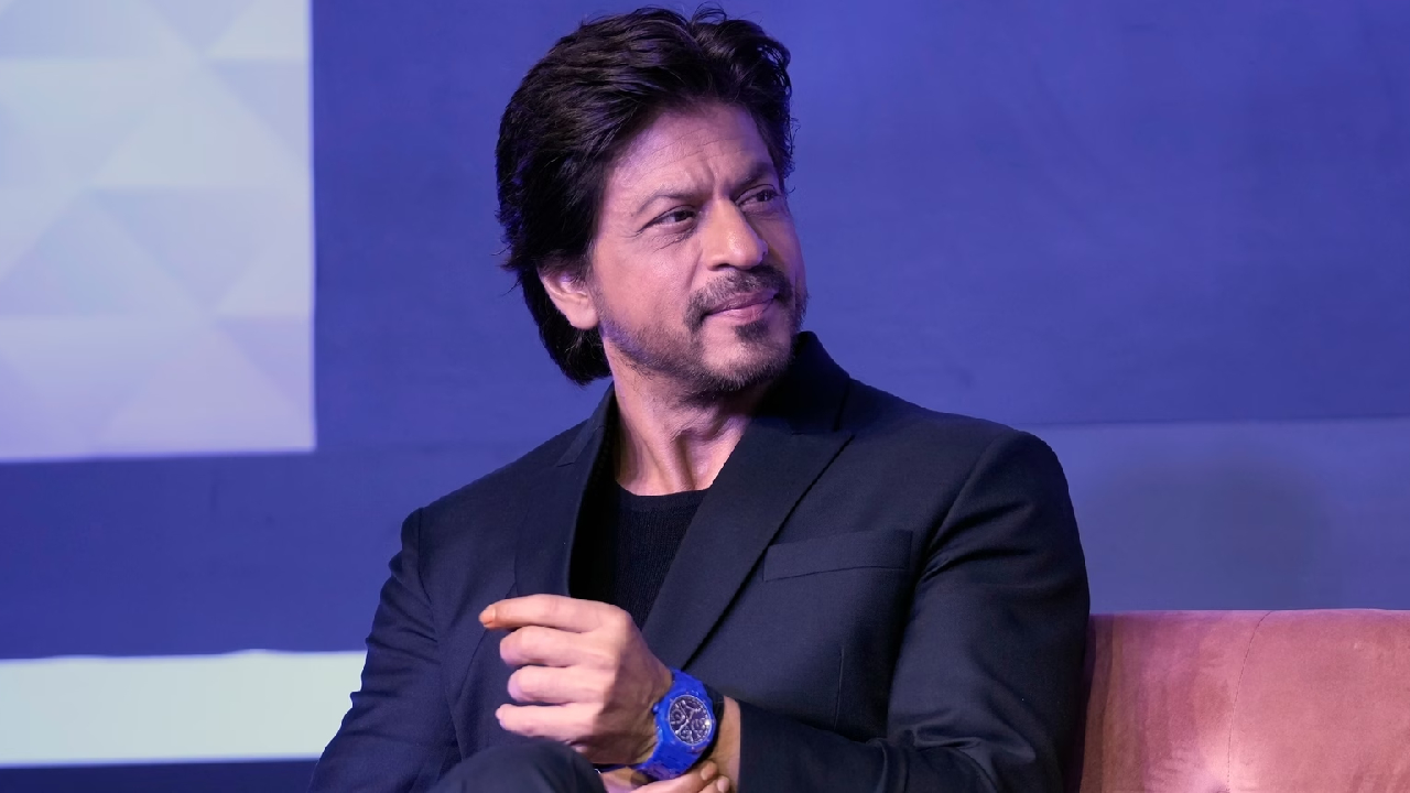 Shah Rukh Khan : ఒకేసారి మూడు సినిమాలు ప్రకటించే పనిలో షారుఖ్.. డిఫరెంట్ జోనర్స్తో.. Shah Rukh Khan : ఒకేసారి మూడు సినిమాలు ప్రకటించే పనిలో షారుఖ్.. డిఫరెంట్ జోనర్స్తో..