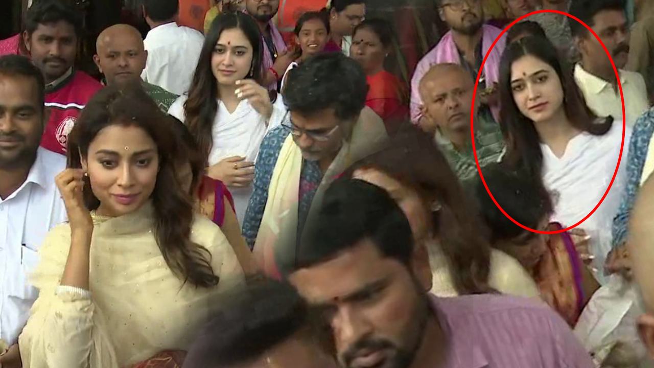 Shriya Saran : శ్రియా శరన్ సిస్టర్కి ఉందా.. ఆమె పోలికలతో ఉన్న వీడియో వైరల్.. Shriya Saran : శ్రియా శరన్ సిస్టర్కి ఉందా.. ఆమె పోలికలతో ఉన్న వీడియో వైరల్..