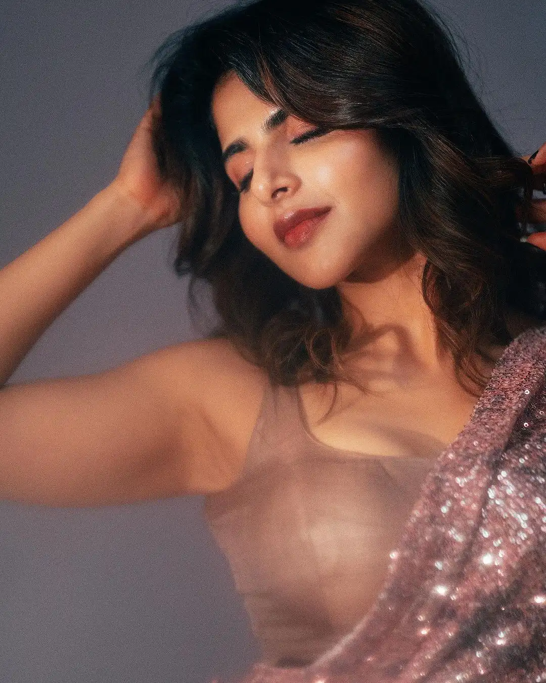 Tamil Actress Iswarya Menon Shares new Saree Photos