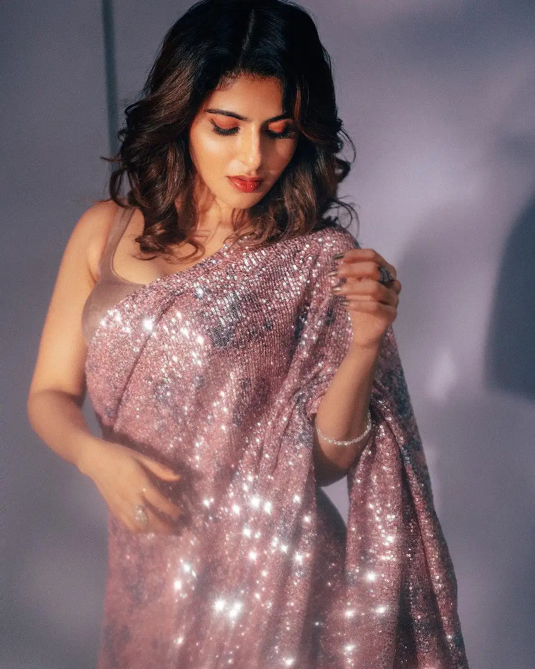 Tamil Actress Iswarya Menon Shares new Saree Photos