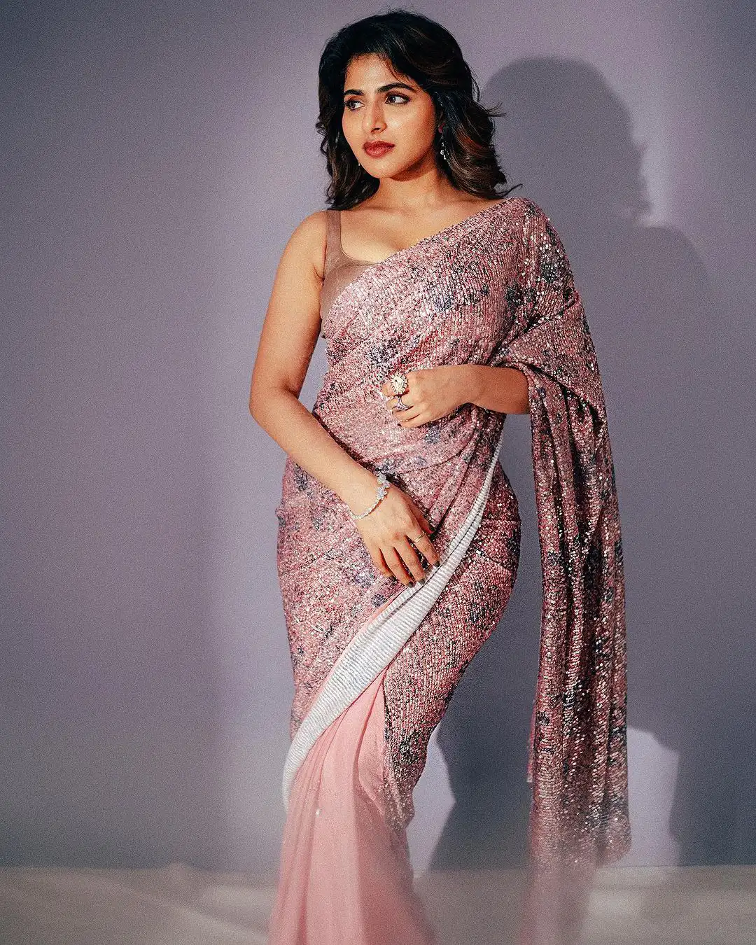 Tamil Actress Iswarya Menon Shares new Saree Photos