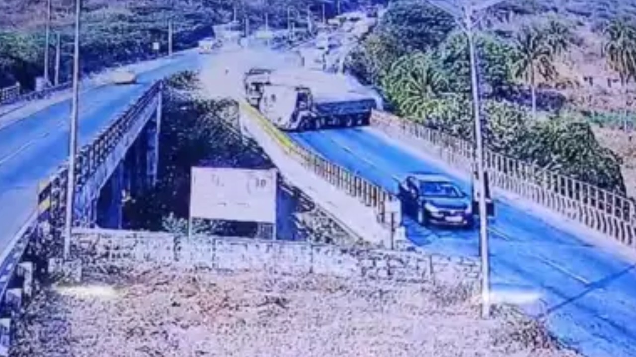 VC Sajjanar : ఒకరి నిర్లక్ష్యపు డ్రైవింగ్ ఘోర ప్రమాదానికి కారణమైంది.. వీడియోను షేర్ చేసిన సజ్జనార్ VC Sajjanar : ఒకరి నిర్లక్ష్యపు డ్రైవింగ్ ఘోర ప్రమాదానికి కారణమైంది.. వీడియోను షేర్ చేసిన సజ్జనార్