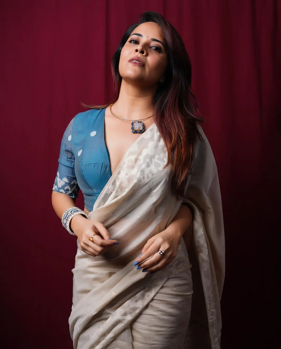 Tollywood Actress Anasuya Lastest saree Photos gone viral
