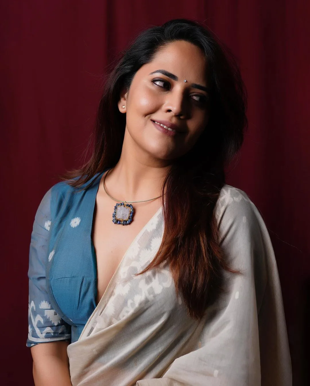 Tollywood Actress Anasuya Lastest saree Photos gone viral