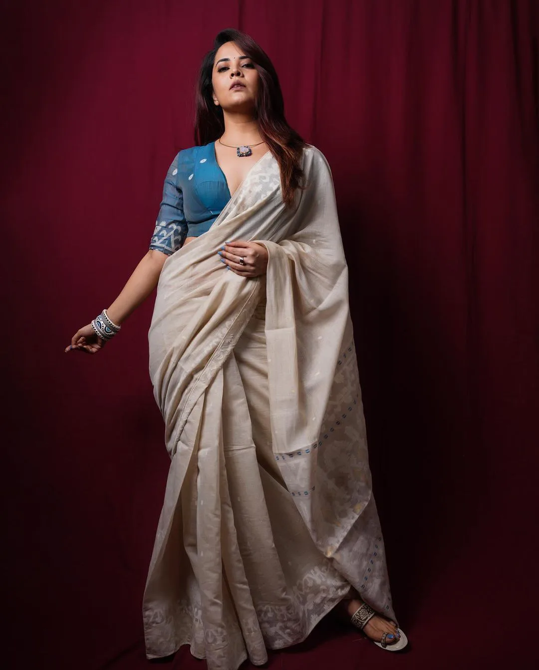 Tollywood Actress Anasuya Lastest saree Photos gone viral
