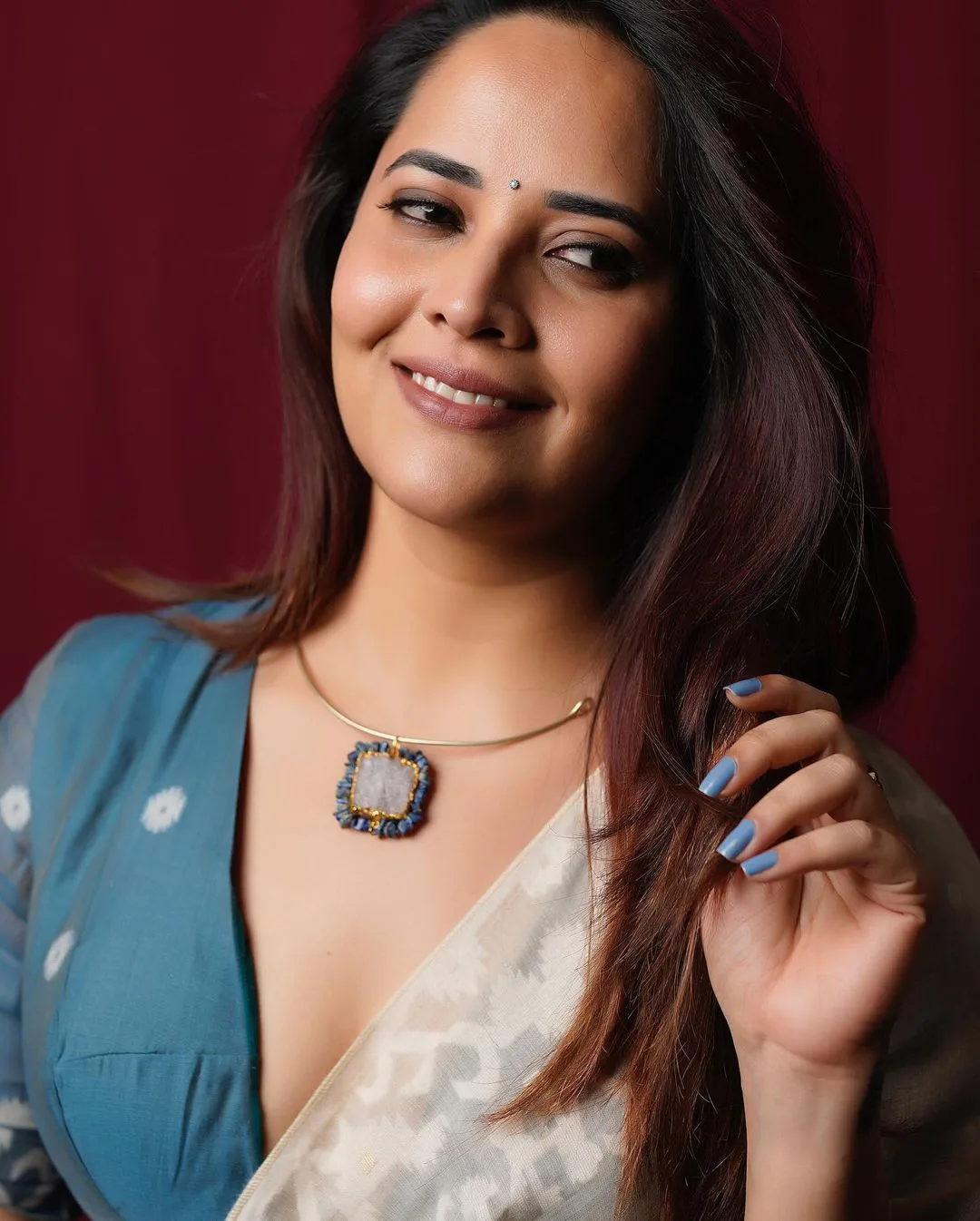 Tollywood Actress Anasuya Lastest saree Photos gone viral
