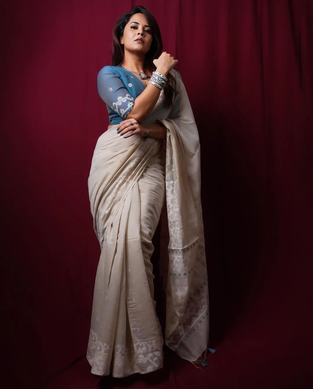 Tollywood Actress Anasuya Lastest saree Photos gone viral