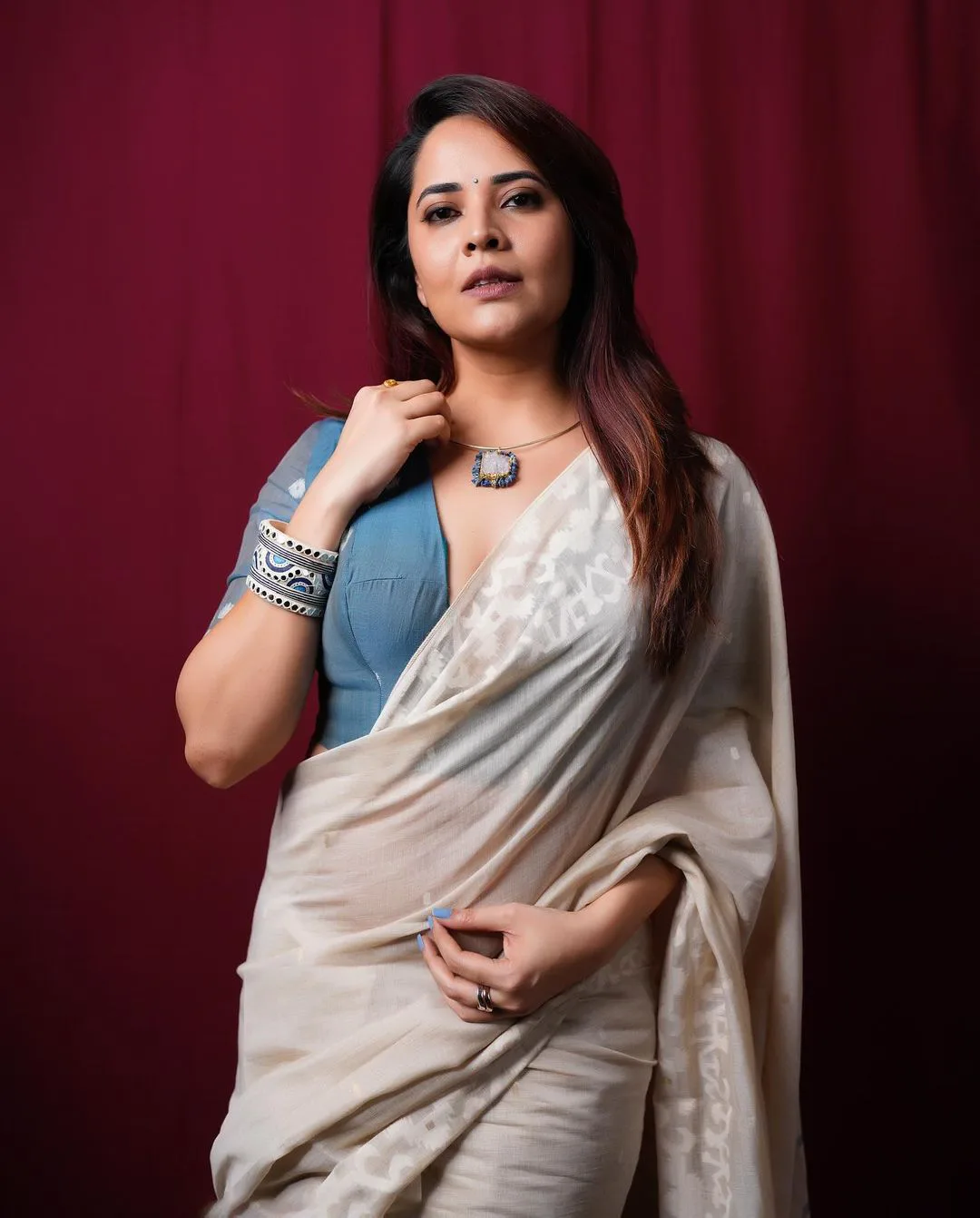 Tollywood Actress Anasuya Lastest saree Photos gone viral
