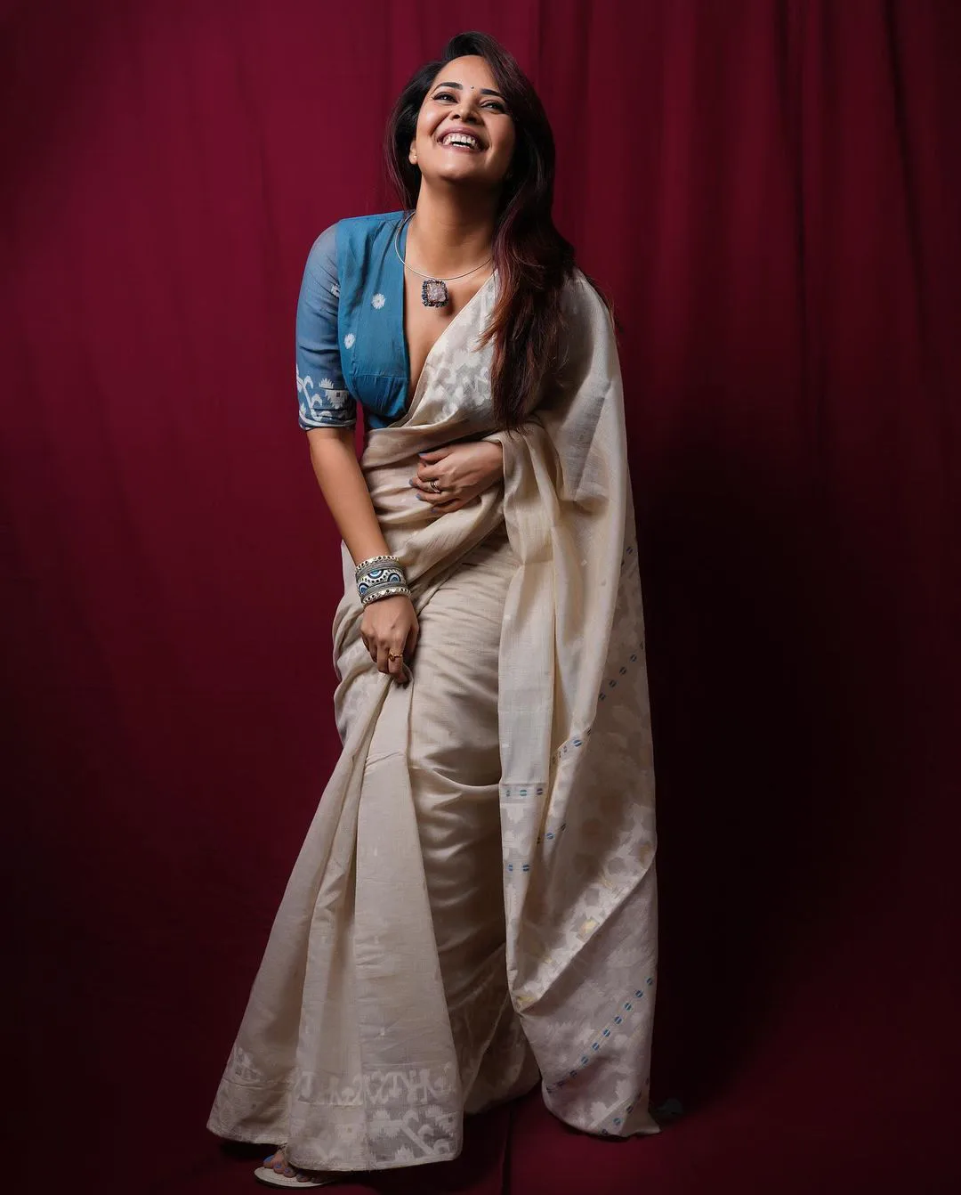 Tollywood Actress Anasuya Lastest saree Photos gone viral