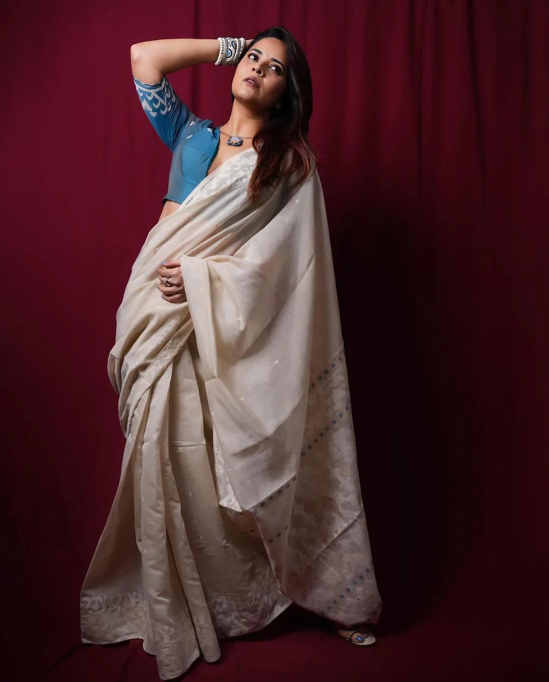 Tollywood Actress Anasuya Lastest saree Photos gone viral