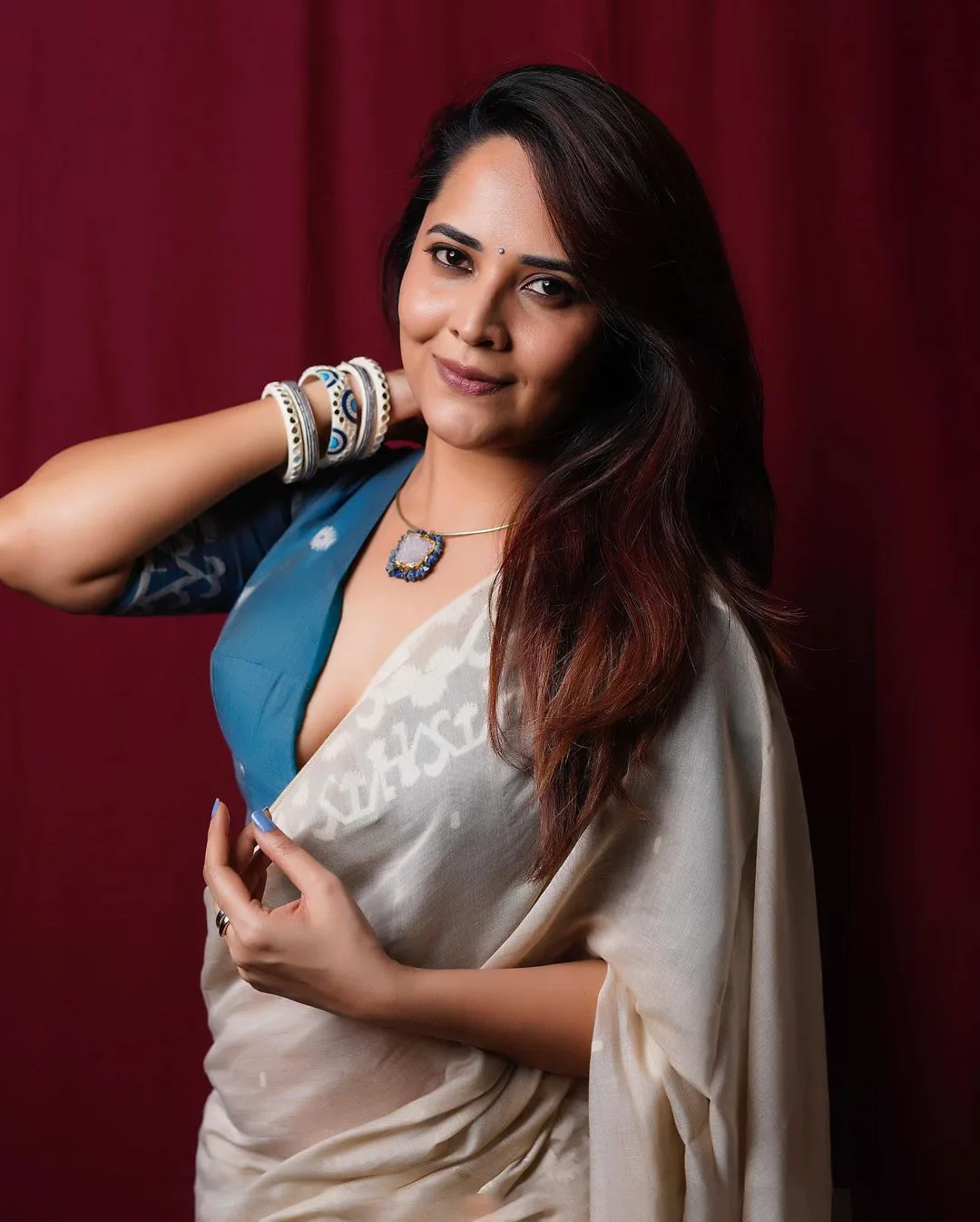 Tollywood Actress Anasuya Lastest saree Photos gone viral