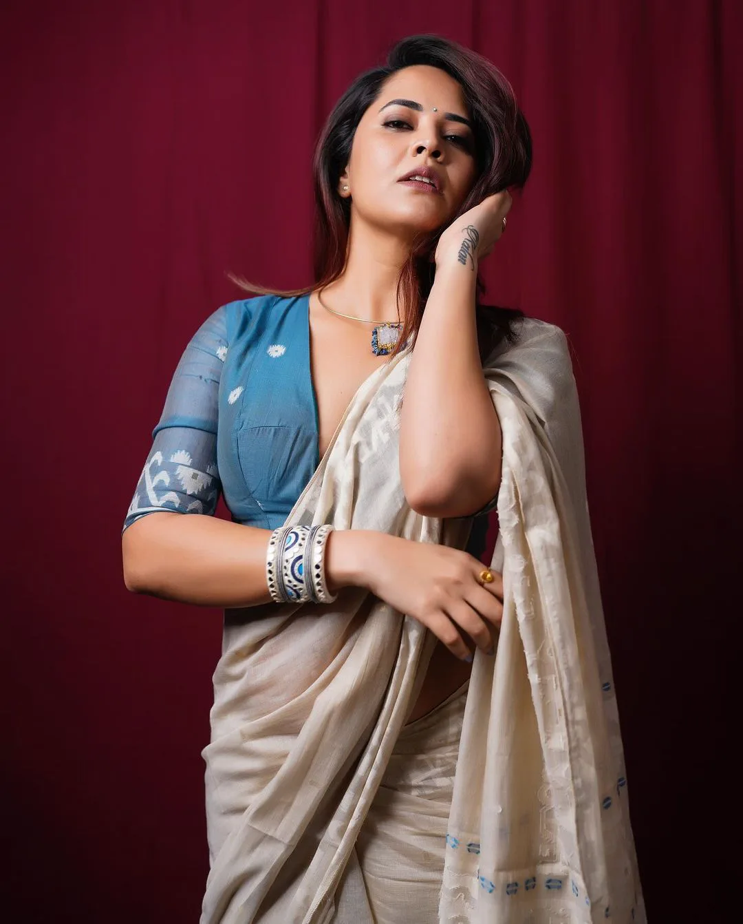Tollywood Actress Anasuya Lastest saree Photos gone viral
