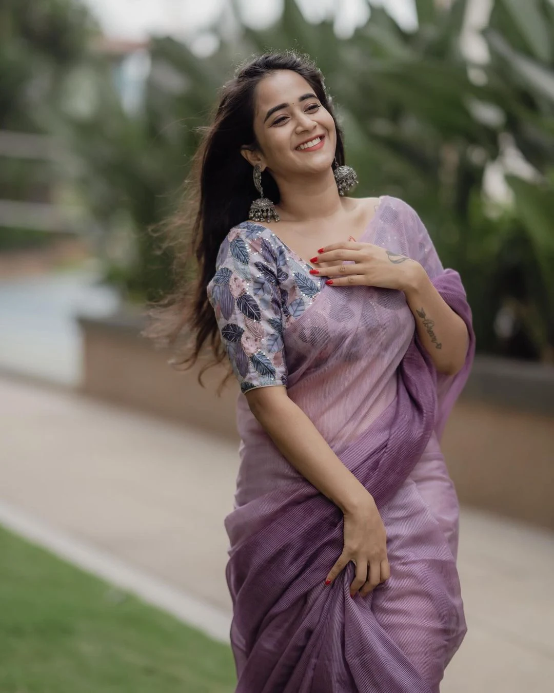 Tollywood Actress Deepthi Sunaina cute looks in saree photos