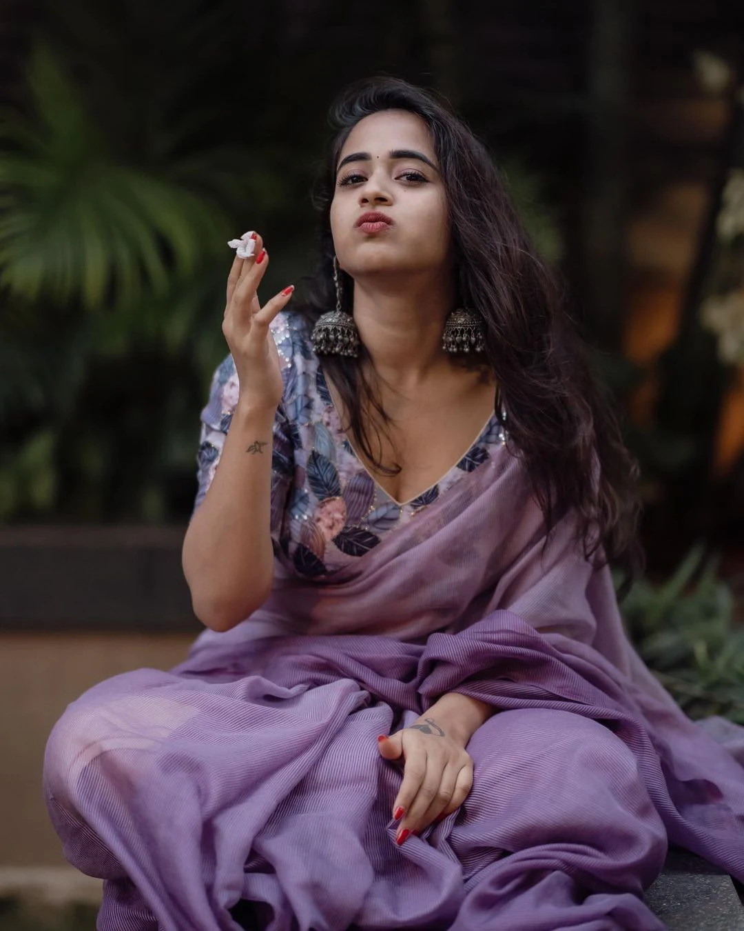 Tollywood Actress Deepthi Sunaina cute looks in saree photos