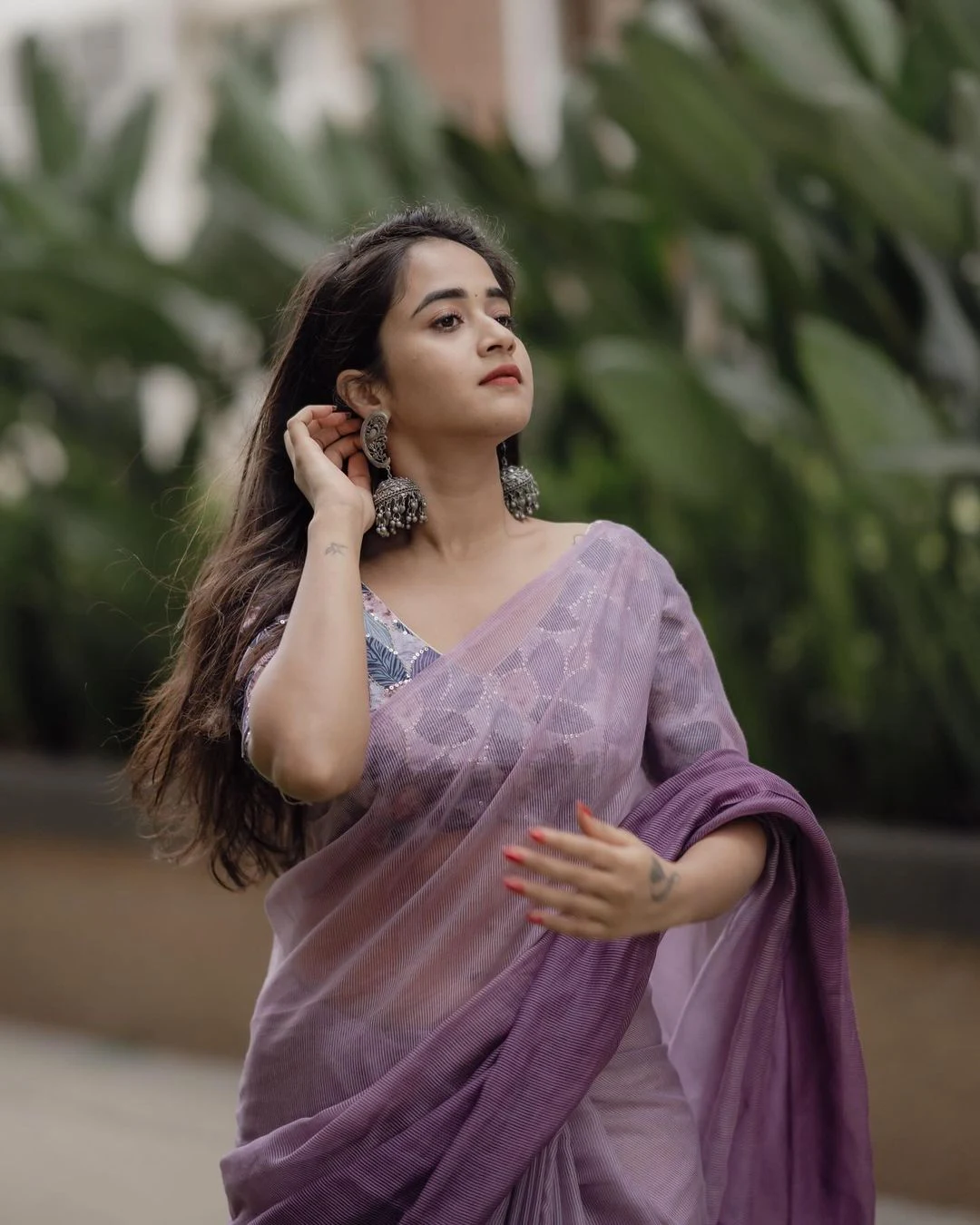 Tollywood Actress Deepthi Sunaina cute looks in saree photos
