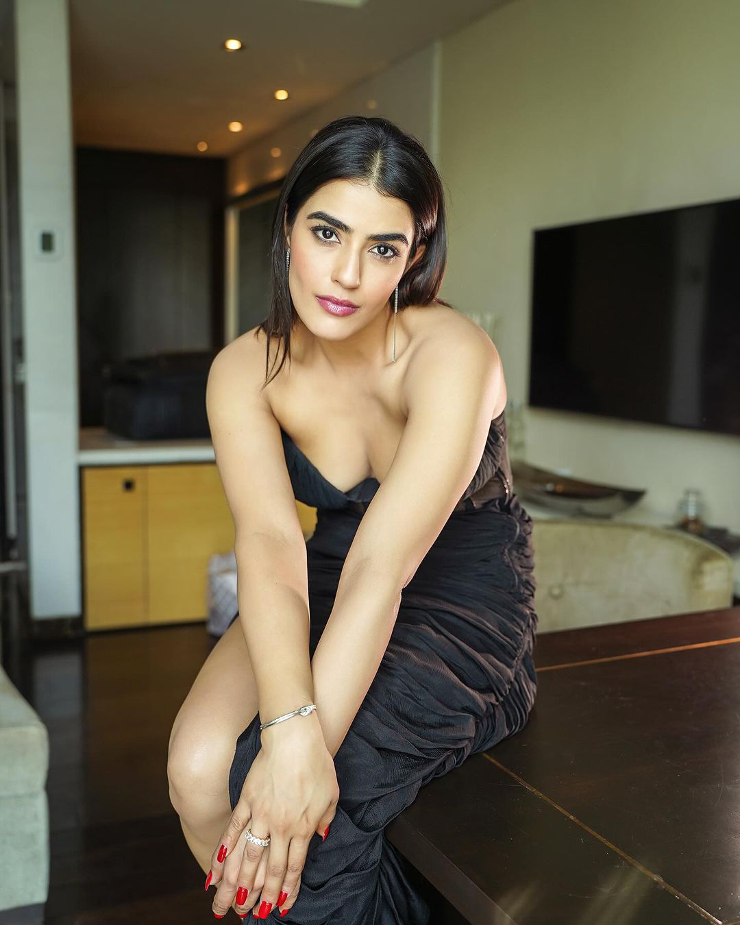 Tollywood Heroine Kavya Thapar shines in black out fit photos