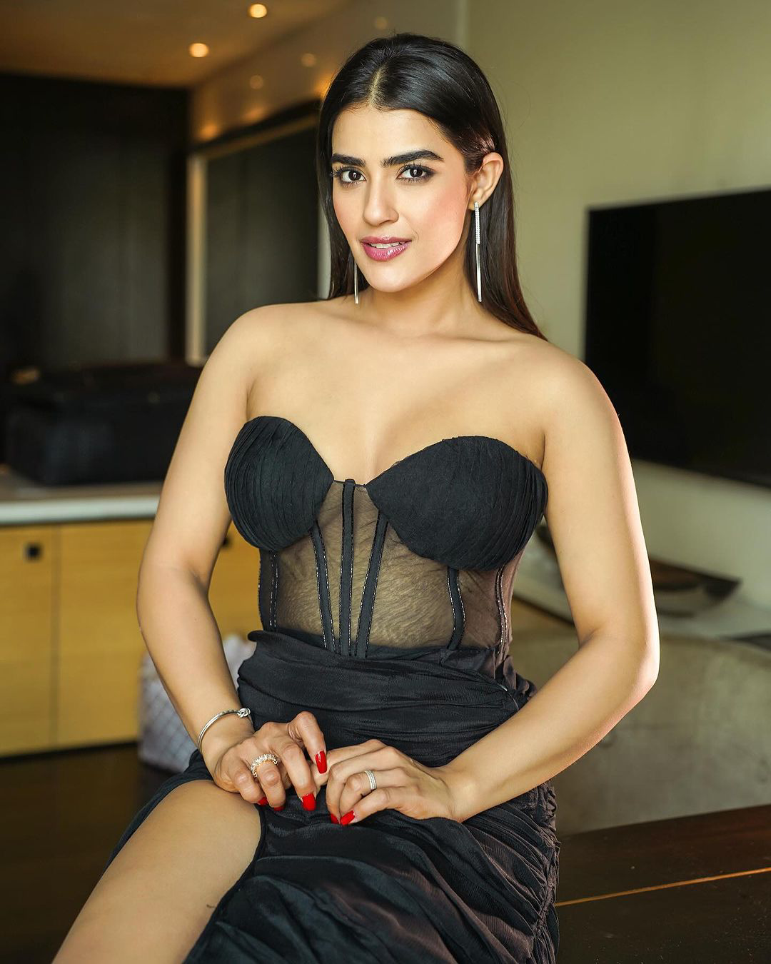 Tollywood Heroine Kavya Thapar shines in black out fit photos