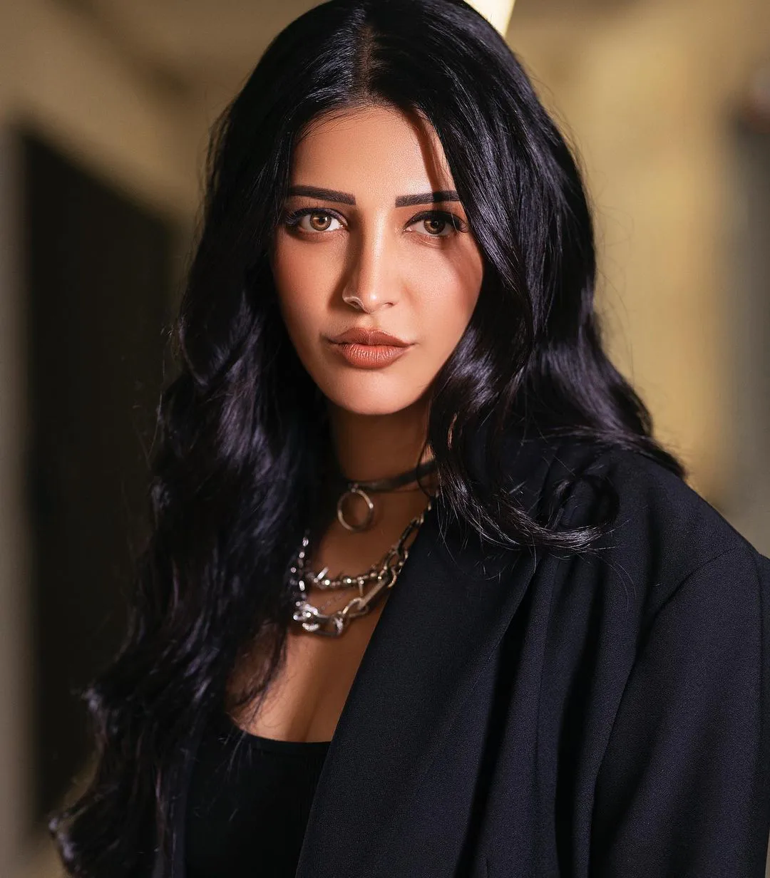 Tollywood Heroine Shruti Haasan stunning looks in Black dress