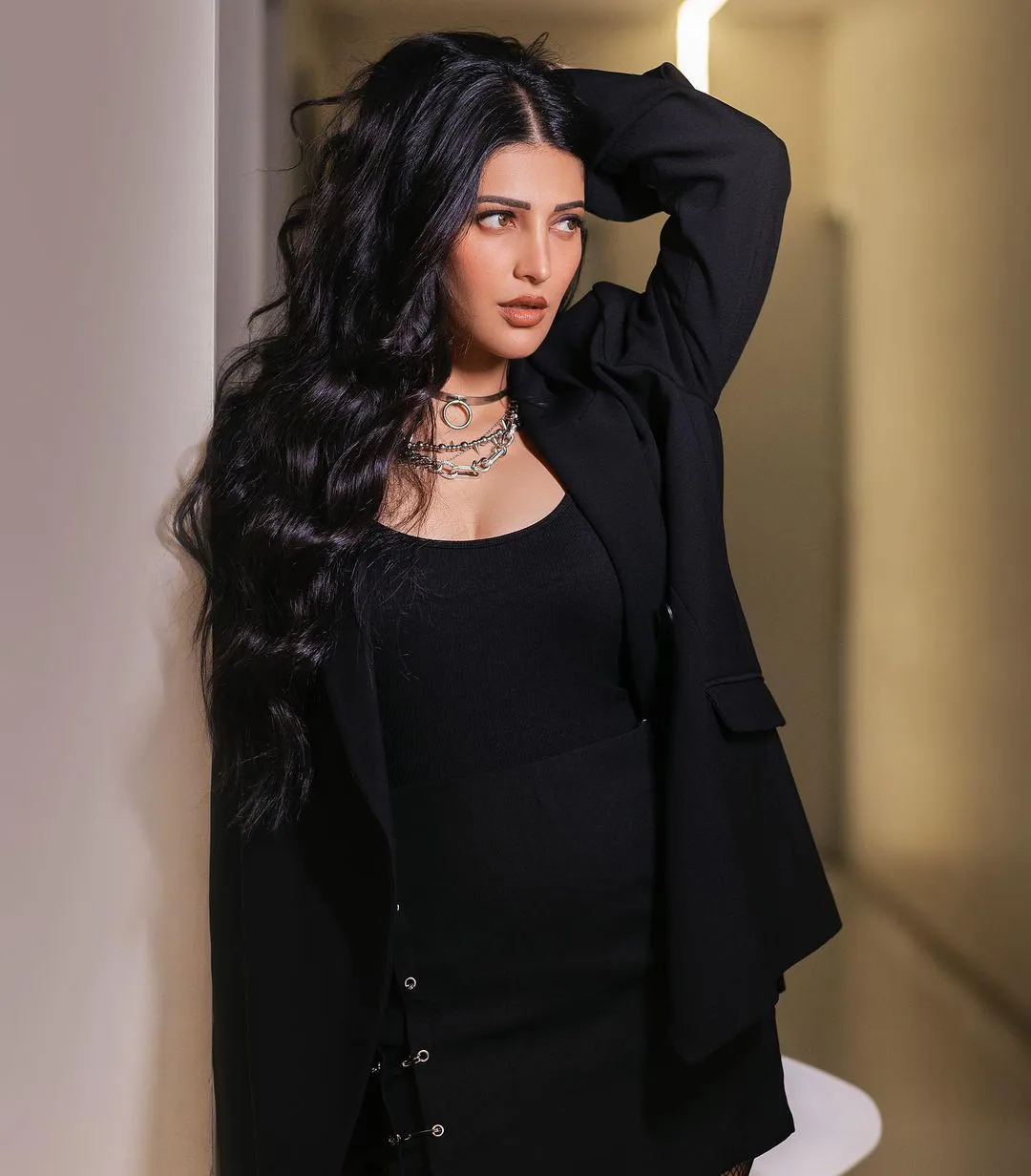 Tollywood Heroine Shruti Haasan stunning looks in Black dress