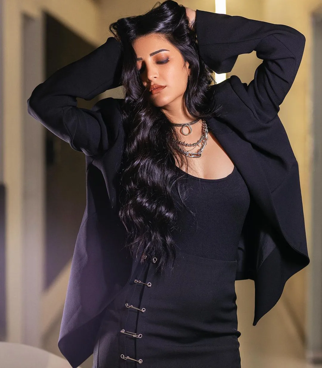 Tollywood Heroine Shruti Haasan stunning looks in Black dress