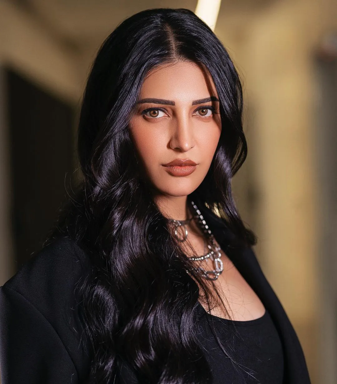 Tollywood Heroine Shruti Haasan stunning looks in Black dress