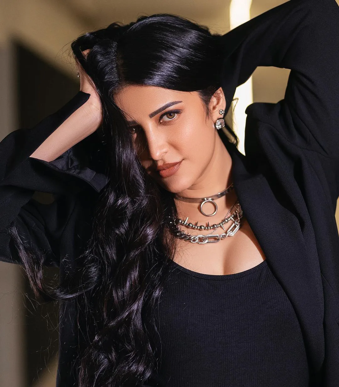 Tollywood Heroine Shruti Haasan stunning looks in Black dress