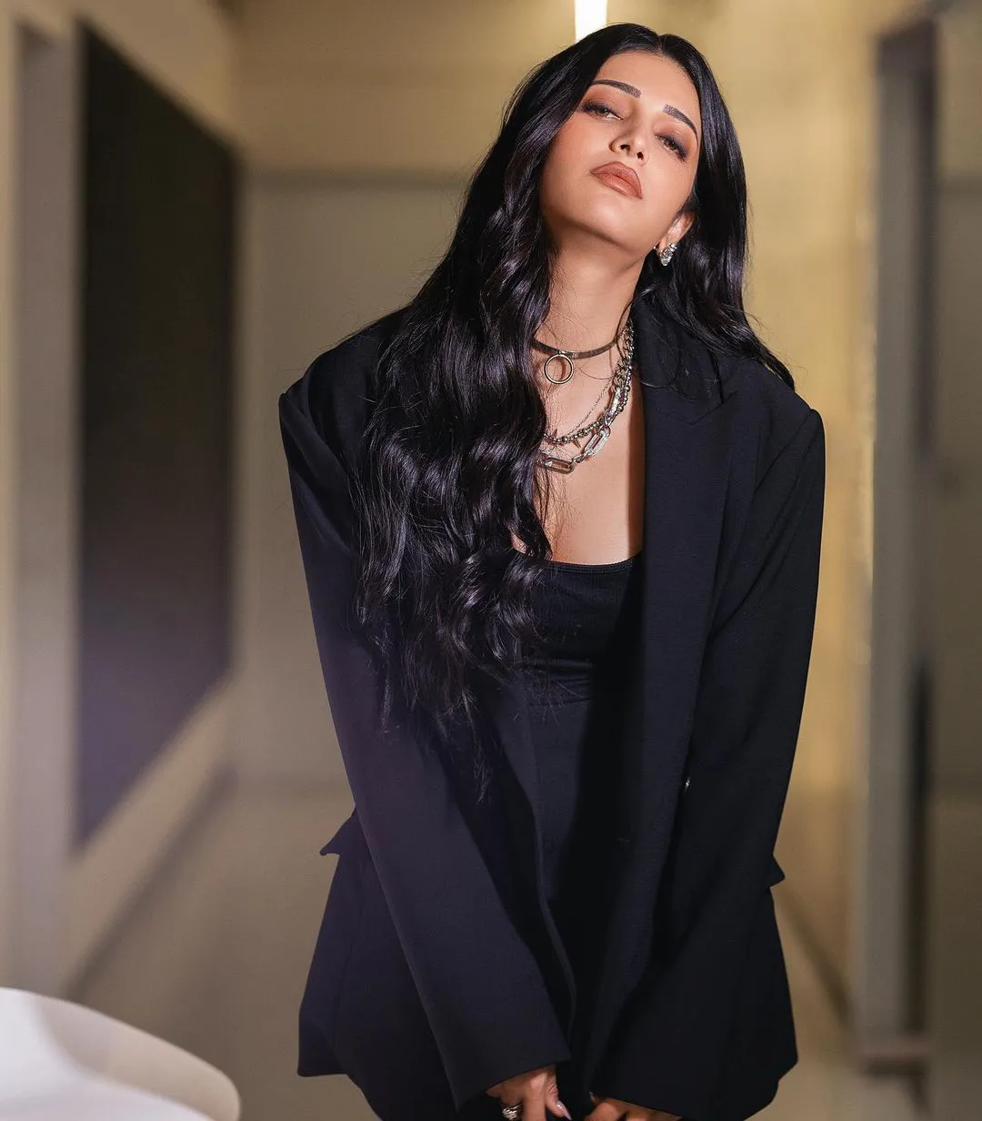 Tollywood Heroine Shruti Haasan stunning looks in Black dress