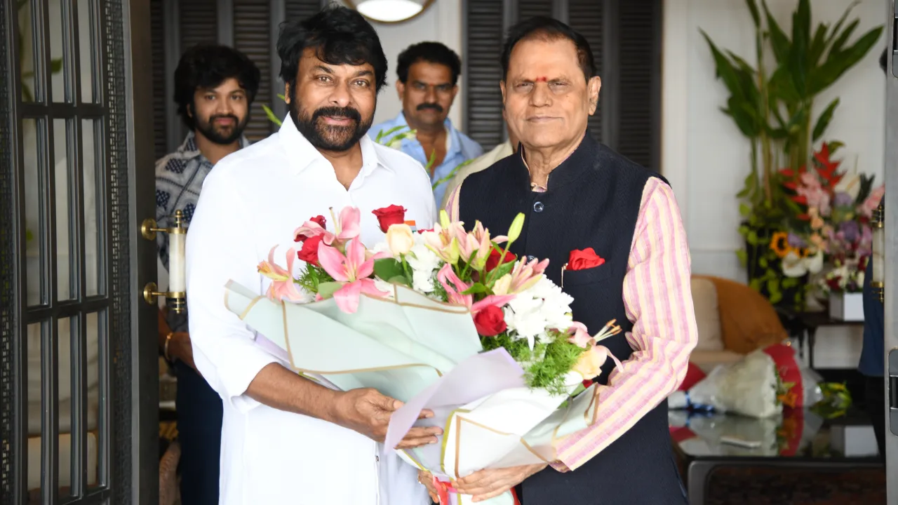 Tollywood celebrities congratulate chiranjeevi for felicitating by padma vibhushan award