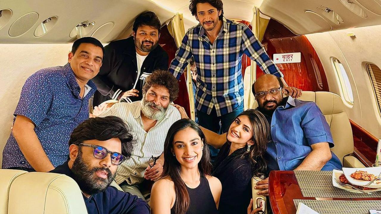 Guntur Kaaram : బాబుతో పాటు అంతా స్పెషల్ ఫ్లైట్లోనే.. గుంటూరుకి ఘాటు ఎక్కించి.. Guntur Kaaram : బాబుతో పాటు అంతా స్పెషల్ ఫ్లైట్లోనే.. గుంటూరుకి ఘాటు ఎక్కించి..