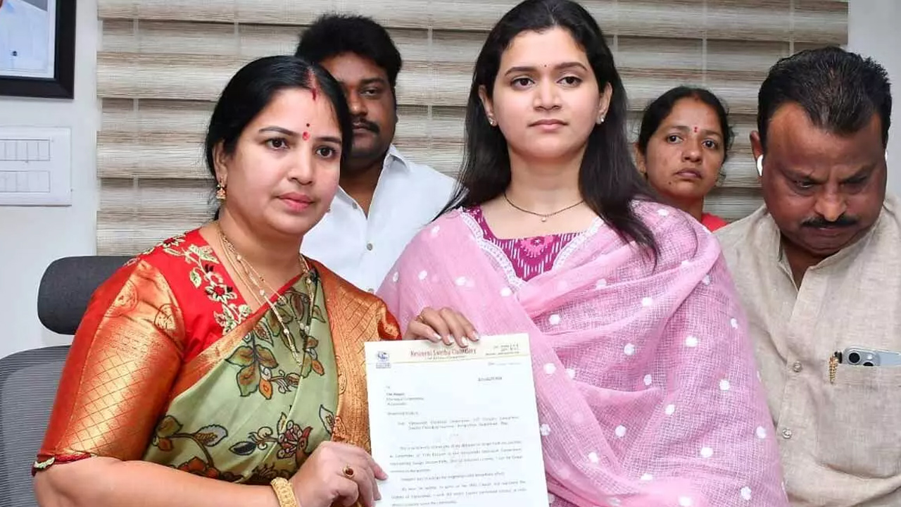కేశినేని శ్వేత రాజీనామాను ఆమోదించిన విజయవాడ మేయర్ కేశినేని శ్వేత రాజీనామాను ఆమోదించిన విజయవాడ మేయర్