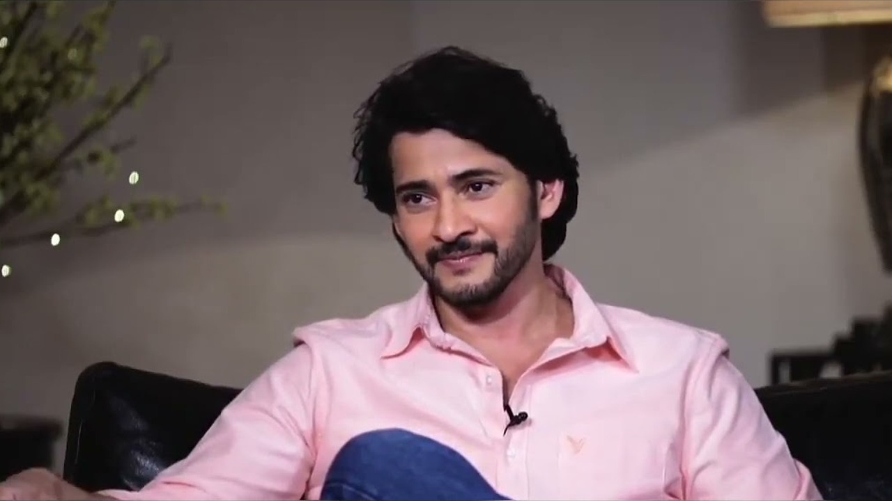 Mahesh Babu : మహేష్ బాబు ఆటోగ్రాఫ్ చూశారా? ఎయిర్ పోర్ట్లో ఫ్యాన్స్కి ఆటోగ్రాఫ్ ఇచ్చిన మహేష్.. Mahesh Babu : మహేష్ బాబు ఆటోగ్రాఫ్ చూశారా? ఎయిర్ పోర్ట్లో ఫ్యాన్స్కి ఆటోగ్రాఫ్ ఇచ్చిన మహేష్..