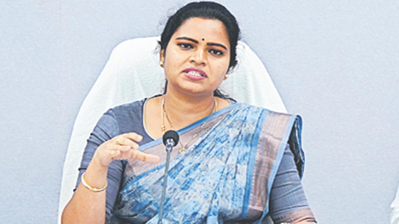 Minister Vidadala Rajini : డయేరియా బాధితులను పరామర్శించిన మంత్రి విడదల రజిని.. అడ్డుకున్న బీజేపీ నేతలు Minister Vidadala Rajini : డయేరియా బాధితులను పరామర్శించిన మంత్రి విడదల రజిని.. అడ్డుకున్న బీజేపీ నేతలు