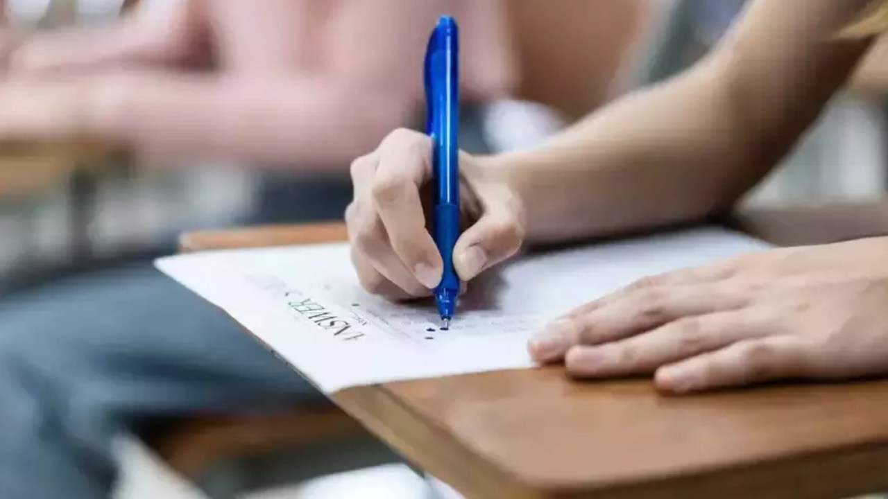 APPSC : గ్రూప్-2 ఉద్యోగాలకు ప్రిలిమ్స్ పరీక్ష.. అభ్యర్థులు ఇవి అస్సలు మర్చిపోవద్దు APPSC : గ్రూప్-2 ఉద్యోగాలకు ప్రిలిమ్స్ పరీక్ష.. అభ్యర్థులు ఇవి అస్సలు మర్చిపోవద్దు