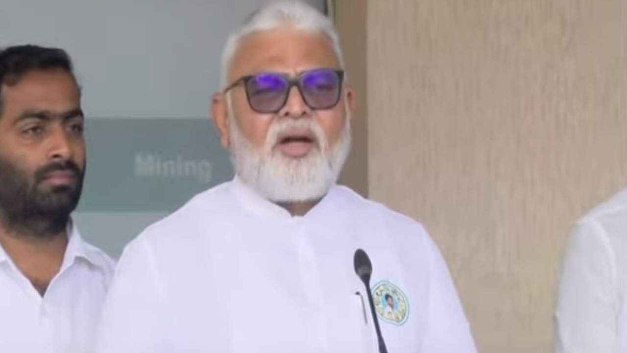తిరుమల లడ్డూ వివాదంపై మాజీ మంత్రి అంబటి రాంబాబు హాట్ కామెంట్స్ తిరుమల లడ్డూ వివాదంపై మాజీ మంత్రి అంబటి రాంబాబు హాట్ కామెంట్స్