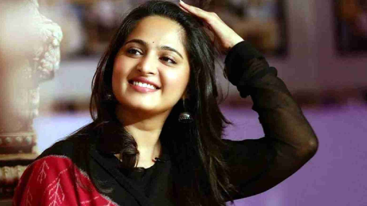 Anushka Shetty : పవన్ కళ్యాణ్ దర్శకుడితో అనుష్క కొత్త సినిమా.. ప్రభాస్ని దాటి రావడం లేదుగా.. Anushka Shetty : పవన్ కళ్యాణ్ దర్శకుడితో అనుష్క కొత్త సినిమా.. ప్రభాస్ని దాటి రావడం లేదుగా..