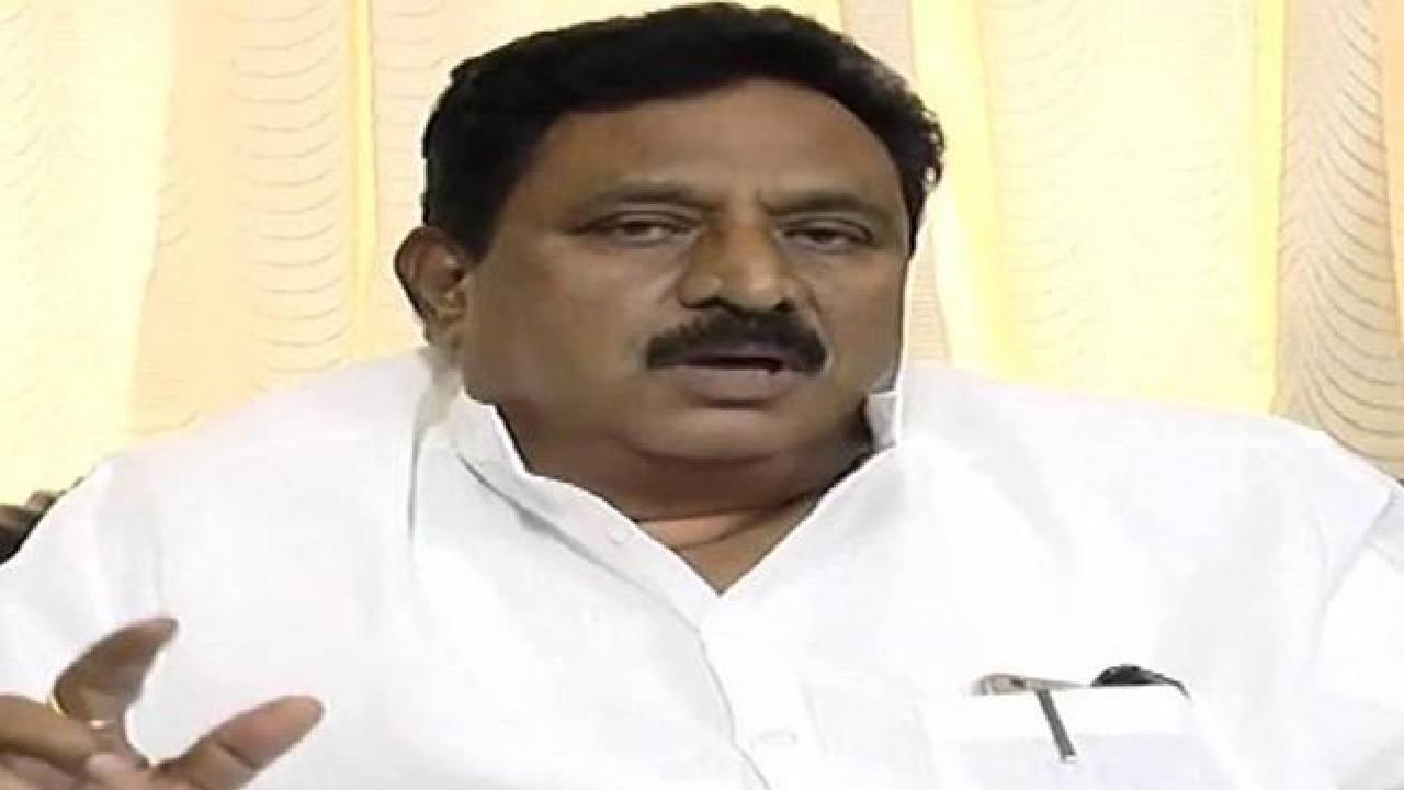 Chinarajappa: అదుపుతప్పి డివైడర్పైకి ఎక్కిన చినరాజప్ప కారు.. Chinarajappa: అదుపుతప్పి డివైడర్పైకి ఎక్కిన చినరాజప్ప కారు..