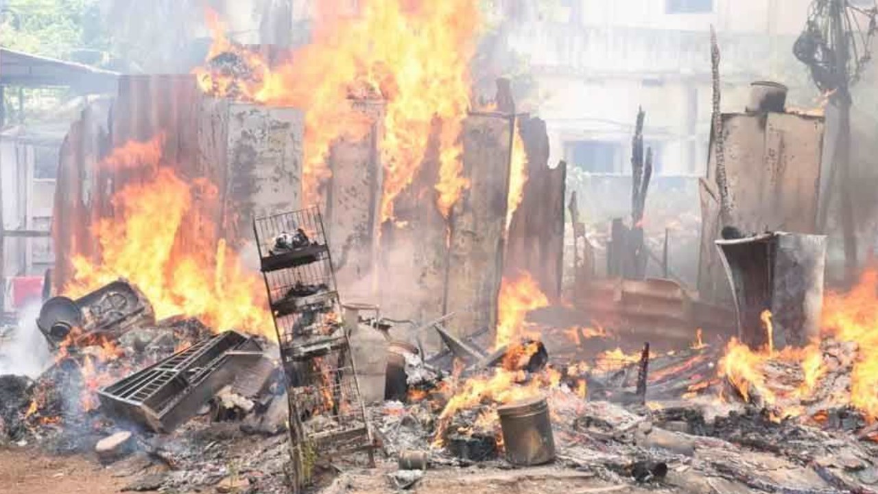 Fire incident Karimnagar : కరీంనగర్లో భారీ అగ్నిప్రమాదం.. పేలిన సిలిండర్లు.. పూరిగుడిసెలు దగ్దం Fire incident Karimnagar : కరీంనగర్లో భారీ అగ్నిప్రమాదం.. పేలిన సిలిండర్లు.. పూరిగుడిసెలు దగ్దం