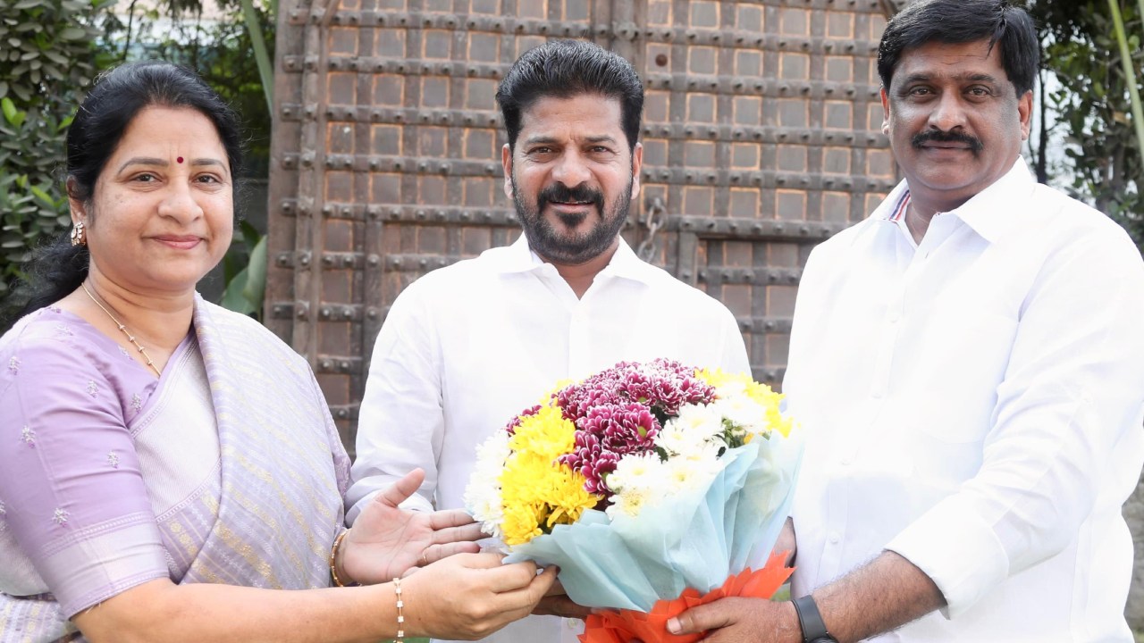బీఆర్ఎస్కు మరో బిగ్షాక్.. సీఎం రేవంత్ను కలిసిన గ్రేటర్ డిప్యూటీ మేయర్ దంపతులు బీఆర్ఎస్కు మరో బిగ్షాక్.. సీఎం రేవంత్ను కలిసిన గ్రేటర్ డిప్యూటీ మేయర్ దంపతులు