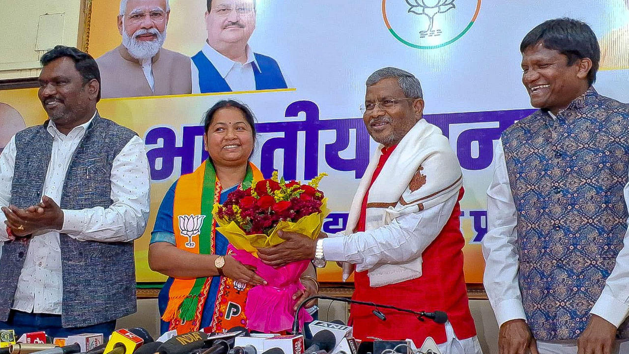 Geeta Kora: కాంగ్రెస్ పార్టీకి వరుస షాక్లు.. మహిళా ఎంపీ రాజీనామా Geeta Kora: కాంగ్రెస్ పార్టీకి వరుస షాక్లు.. మహిళా ఎంపీ రాజీనామా