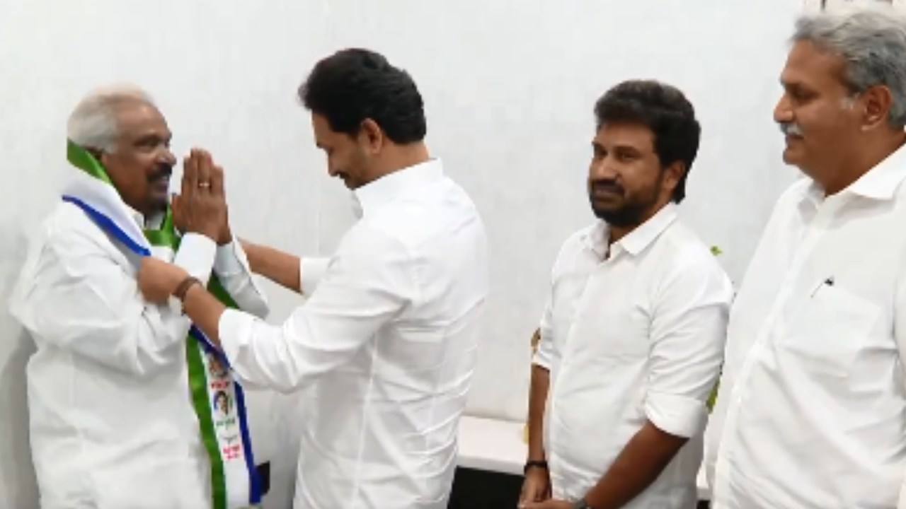 చంద్రబాబు, లోకేశ్ నన్ను అవమానకరంగా మాట్లాడారు.. రాపాకతో కలిసి పనిచేస్తా: గొల్లపల్లి సూర్యారావు చంద్రబాబు, లోకేశ్ నన్ను అవమానకరంగా మాట్లాడారు.. రాపాకతో కలిసి పనిచేస్తా: గొల్లపల్లి సూర్యారావు