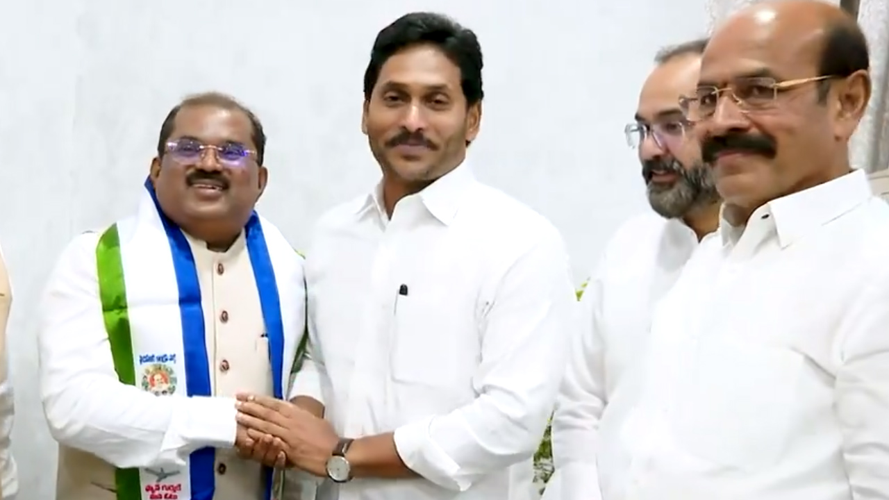 వైఎస్సార్ కాంగ్రెస్ పార్టీలో చేరిన మాజీ ఐఏఎస్ అధికారి ఇంతియాజ్ వైఎస్సార్ కాంగ్రెస్ పార్టీలో చేరిన మాజీ ఐఏఎస్ అధికారి ఇంతియాజ్